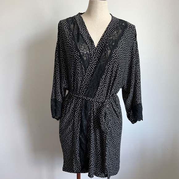 In Bloom - Black & White Polka Dots Belted Robe - Picture 1 of 10